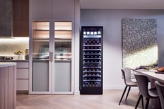 210325_HUMANN_Vintec_HeroWide180_0065.jpg Image of Refrigerator Freestanding Vintec Premium Wine 126Bottle TelescopicShelves