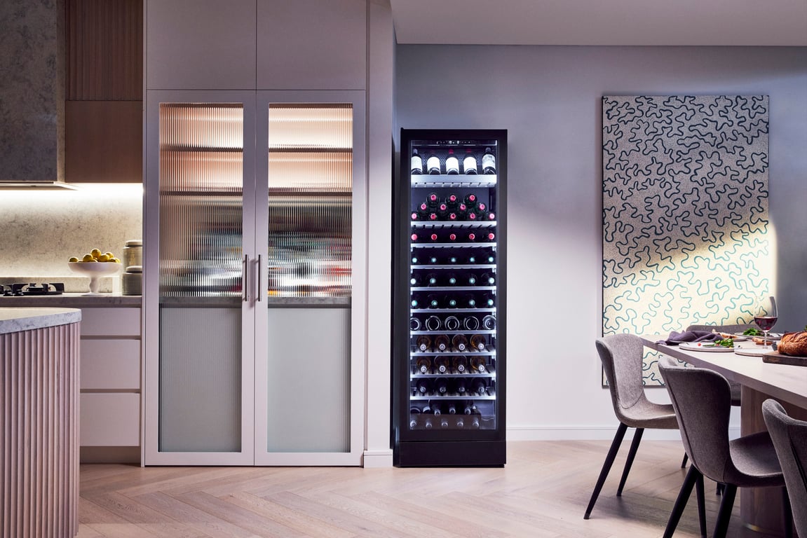 210325_HUMANN_Vintec_HeroWide180_0065.jpg Image of Refrigerator Freestanding Vintec Premium Wine 126Bottle TelescopicShelves